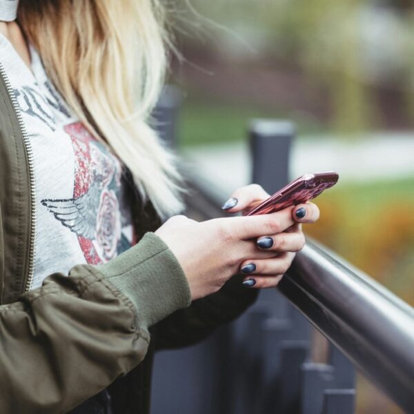 Richmond Integrative and Functional Medicine | Why Gratitude Matters More Than Ever | Woman using gratitude and healing in a text to thank someone.