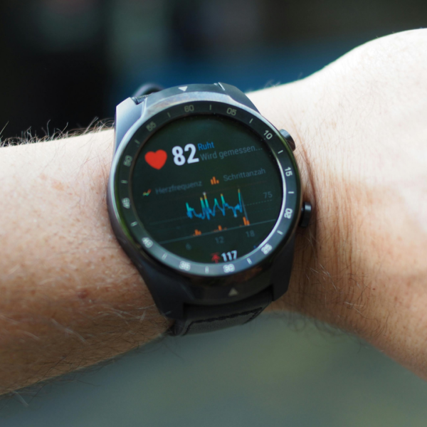 Smartwatch displaying a heart rate of 82 bpm and a real-time graph for heart rate variability and step count.