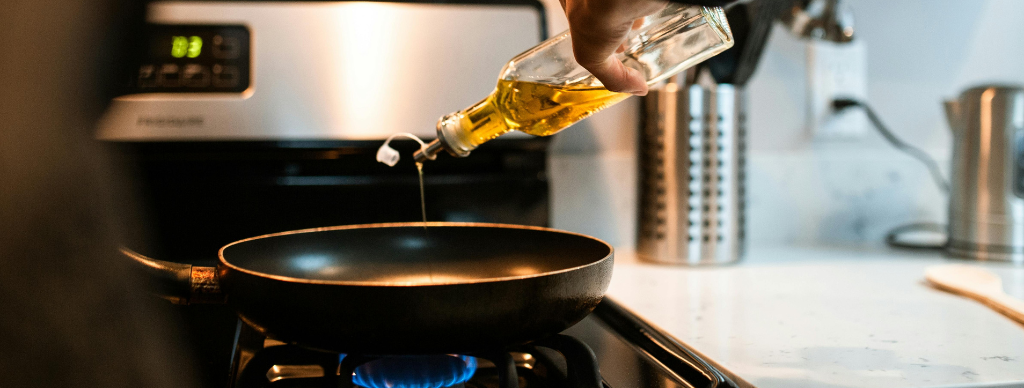 Cooking oil and pan 